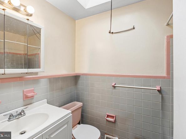 7018 Henry Avenue, Philadelphia PA 19128