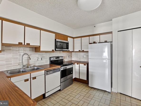 1300 Crystal Drive 1001S, Arlington VA 22202
