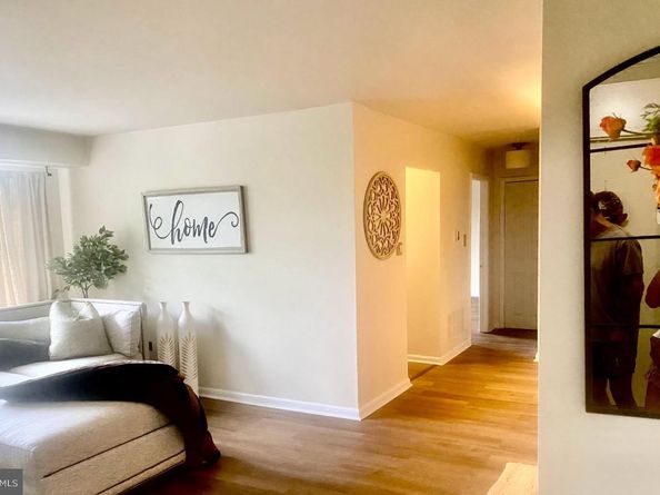 826 South Avenue R8, Secane PA 19018