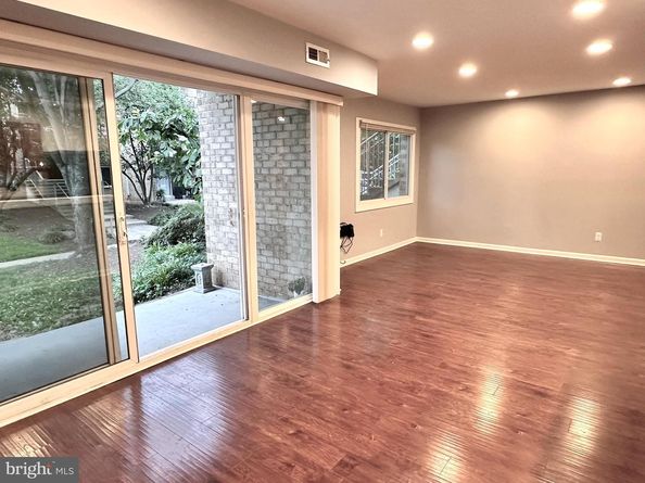 8002 Chanute Place 20/6, Falls Church VA 22042