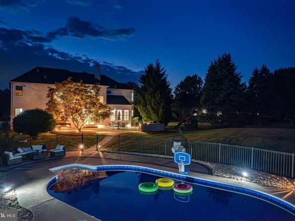 2 Old Barn Court, Newtown PA 18940