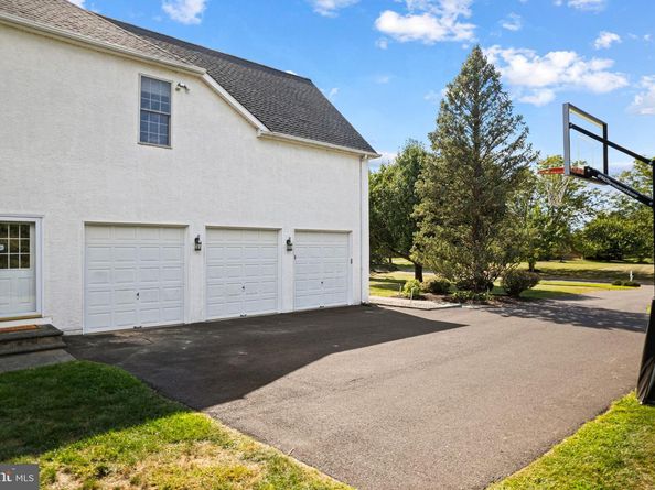 2 Old Barn Court, Newtown PA 18940