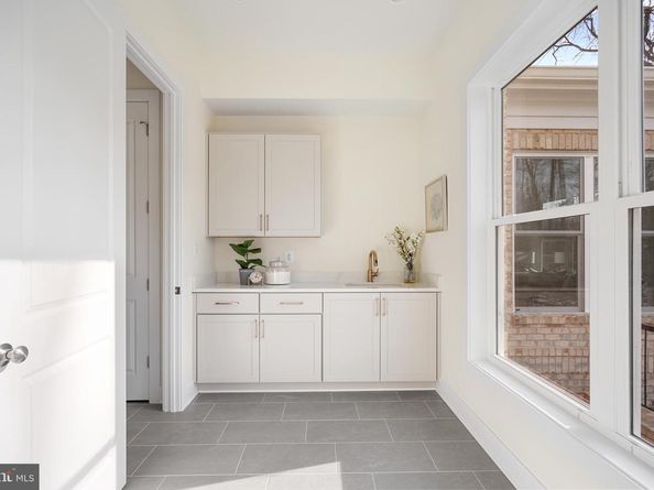 8619 Redwood, Vienna VA 22180