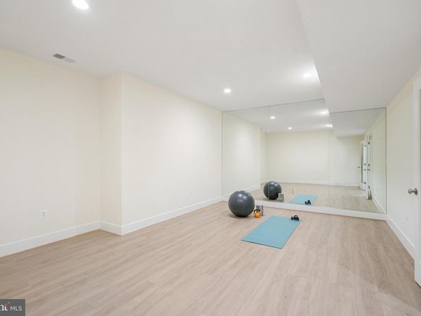 8619 Redwood, Vienna VA 22180