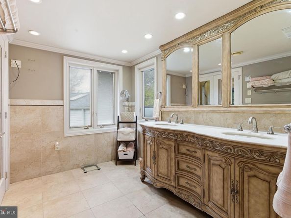 63 S Greenhill Road, Broomall PA 19008