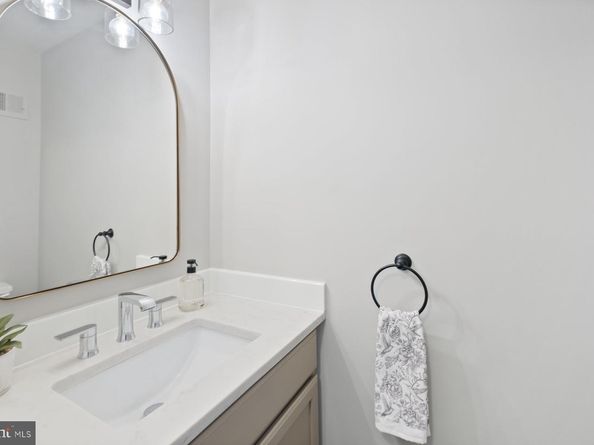 7322 Greentree Road, Bethesda MD 20817