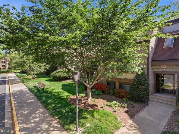 1637 Parkcrest Circle 8E/300, Reston VA 20190