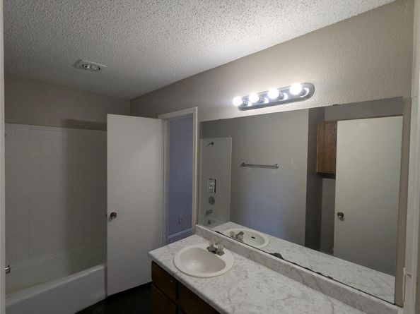 1204 Greenbriar LOOP, Round Rock TX 78664