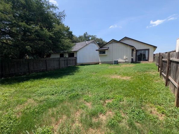 1204 Greenbriar LOOP, Round Rock TX 78664