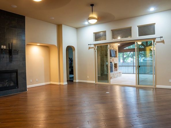 221 Garden Gate LN, Liberty Hill TX 78642