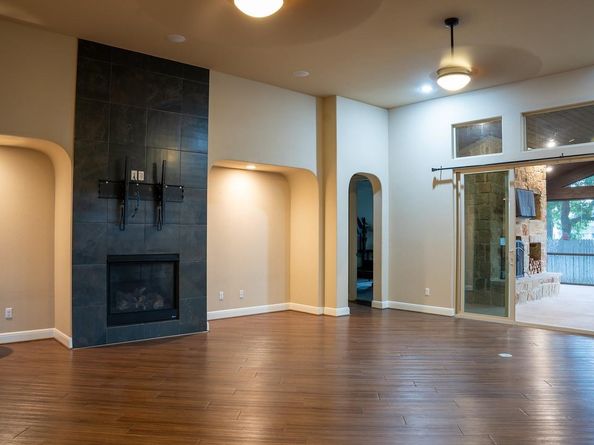 221 Garden Gate LN, Liberty Hill TX 78642