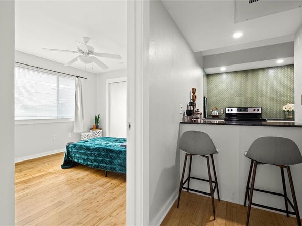 2200 Dickson DR 108, Austin TX 78704