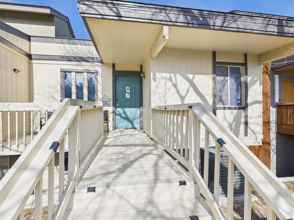 121 Comanche PT, Point Venture TX 78645