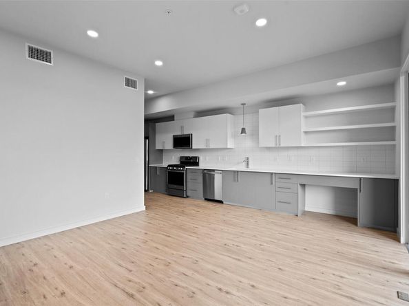 4004 Banister LN 309, Austin TX 78704