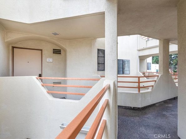3913 N Virginia Road 203, Long Beach CA 90807