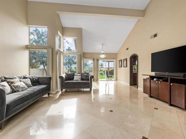 2450 Sawgrass St, El Cajon CA 92019