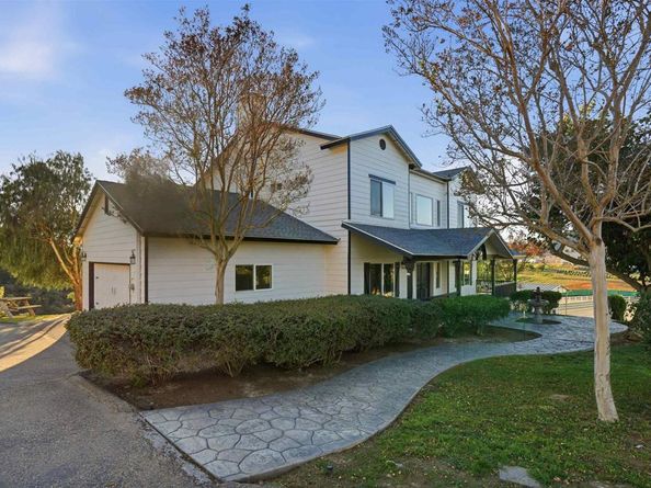 1925 Robinhood Road, Vista CA 92084