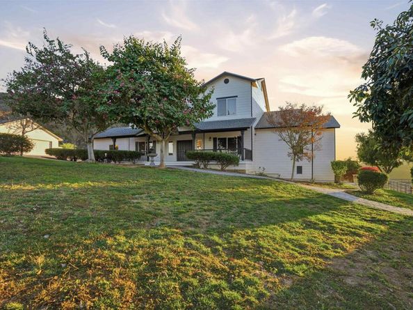 1925 Robinhood Road, Vista CA 92084