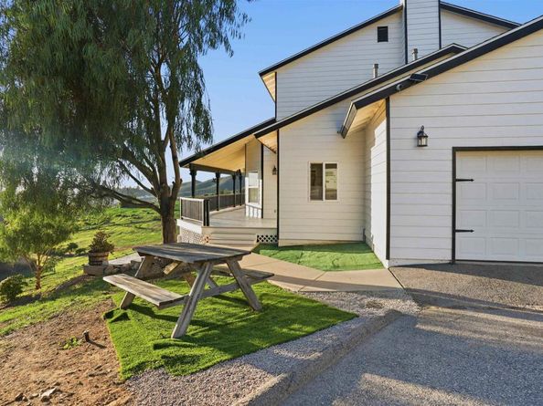 1925 Robinhood Road, Vista CA 92084