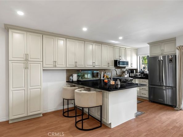 18530 Hatteras Street 213, Tarzana CA 91356