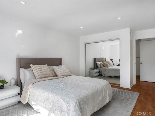 18530 Hatteras Street 213, Tarzana CA 91356