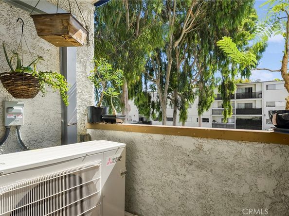 18530 Hatteras Street 213, Tarzana CA 91356