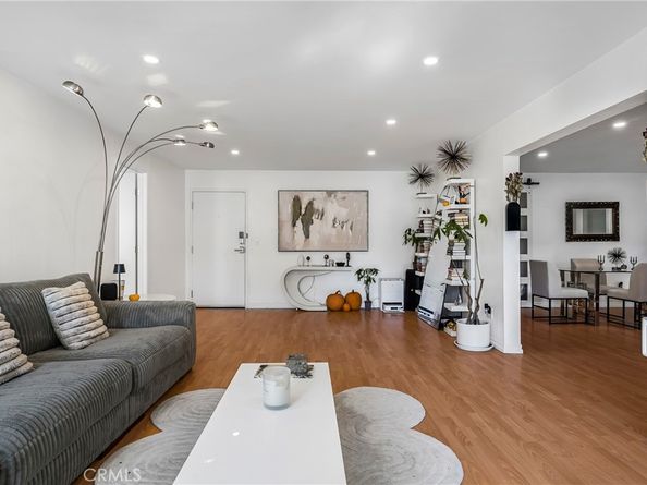 18530 Hatteras Street 213, Tarzana CA 91356