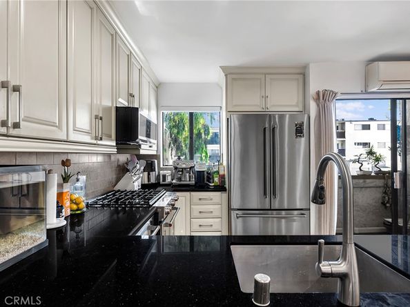18530 Hatteras Street 213, Tarzana CA 91356