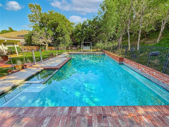 17424 Superior, Northridge CA 91325