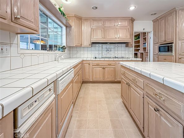 17424 Superior, Northridge CA 91325