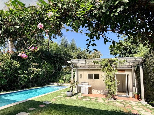 12139 Hollyglen Place, Studio City CA 91604