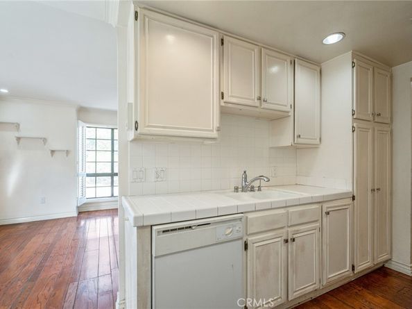 18100 Burbank 14, Tarzana CA 91356