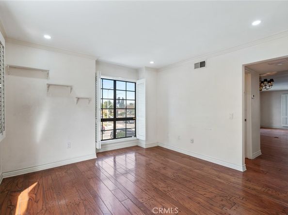 18100 Burbank 14, Tarzana CA 91356