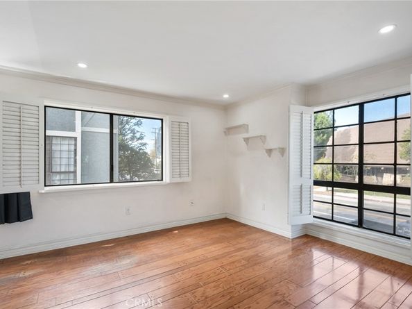 18100 Burbank 14, Tarzana CA 91356