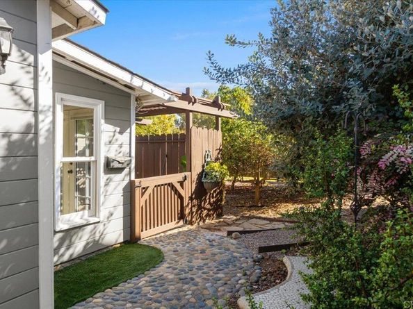 697 Ocean View Avenue, Encinitas CA 92024