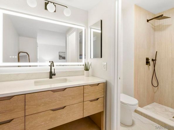 3275 Caminito Eastbluff 203, La Jolla CA 92037