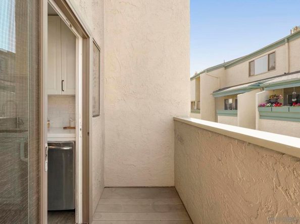 3275 Caminito Eastbluff 203, La Jolla CA 92037