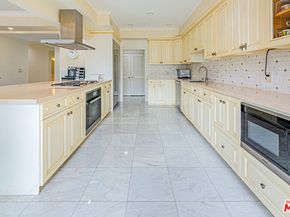 737 S Windsor Boulevard 201, Los Angeles CA 90005