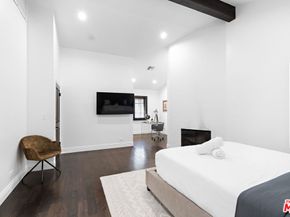1110 N Beverly Glen Boulevard, Los Angeles CA 90077
