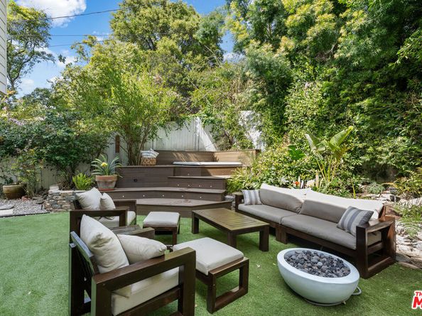 1110 N Beverly Glen Boulevard, Los Angeles CA 90077