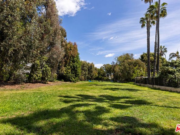 289 S Barrington Avenue A307, Los Angeles CA 90049