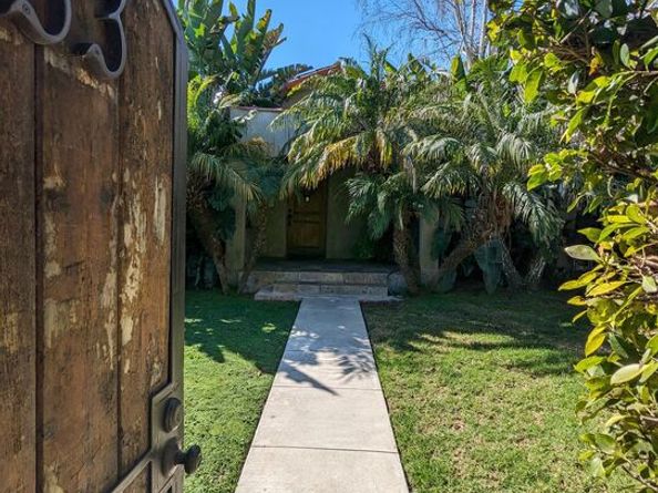 833 N Las Palmas Avenue, Los Angeles CA 90038
