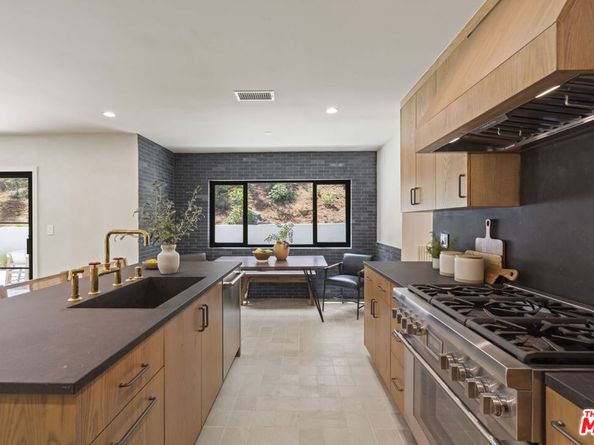11268 Dona Lola Drive, Studio City CA 91604