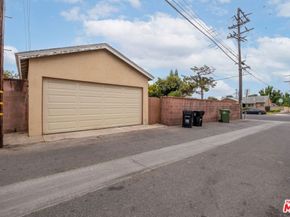 10725 S 8th Avenue, Inglewood CA 90303