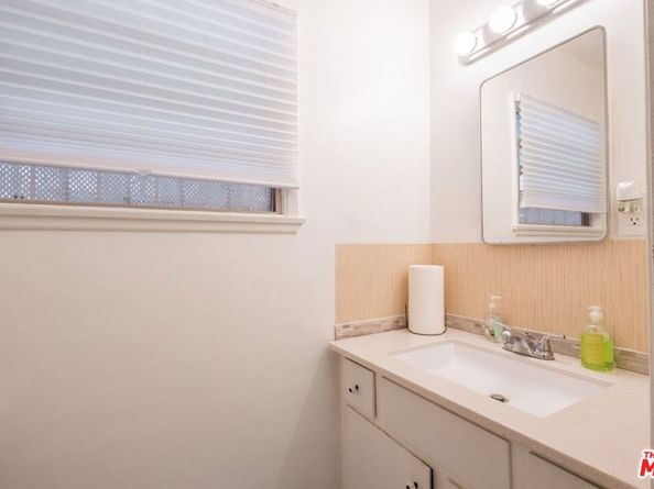 10725 S 8th Avenue, Inglewood CA 90303