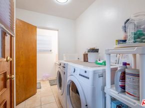 10725 S 8th Avenue, Inglewood CA 90303