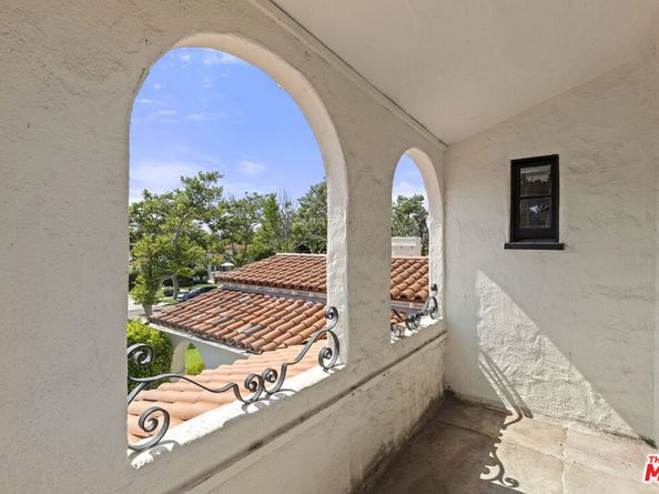 160 S Poinsettia Place, Los Angeles CA 90036