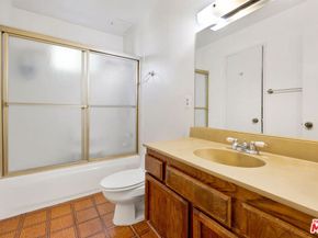 1559 Winona Boulevard D2, Los Angeles CA 90027