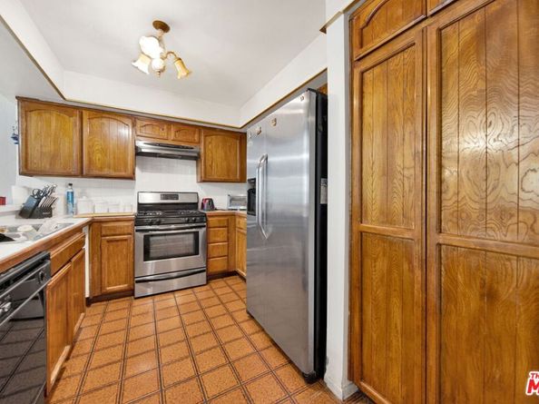 1559 Winona Boulevard D2, Los Angeles CA 90027