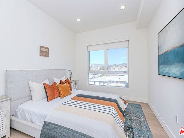105 S Mariposa Avenue PH9, Los Angeles CA 90004